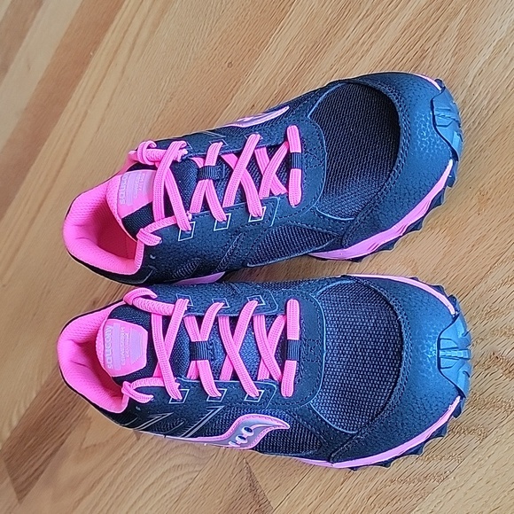 Saucony Cohesion Black and Pink Running Shoes - Picture 2 of 12